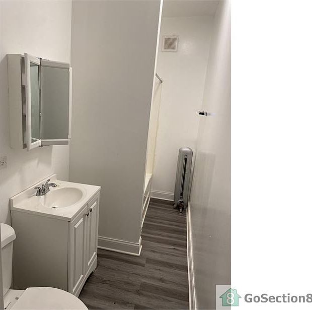 1st image of 5302 S King Dr #3