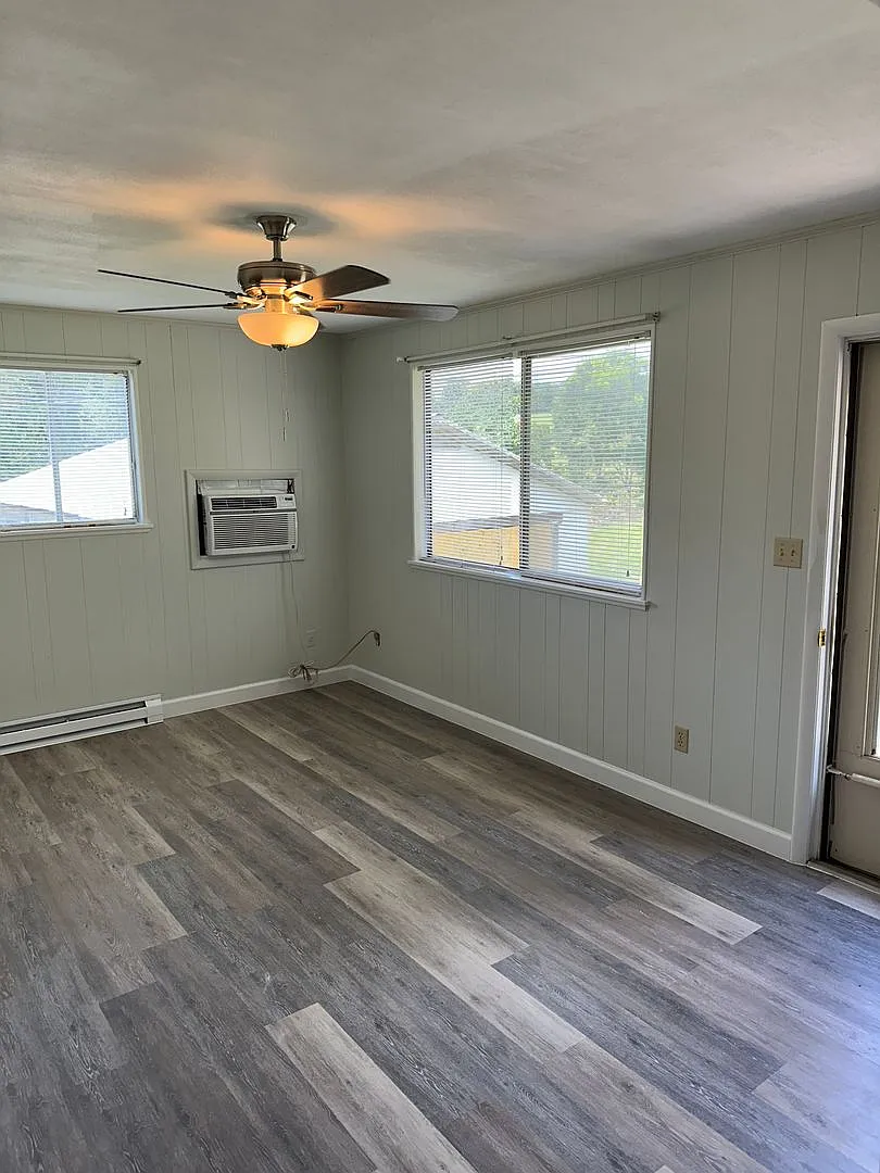 One Bedroom Home with nice yard — Photo 4