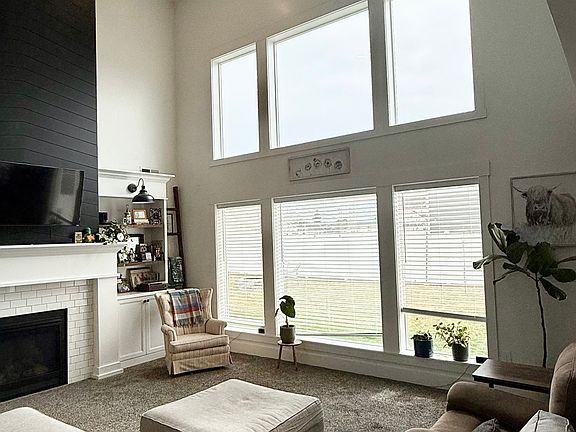 4th image of 566 W Saddleback Rd N