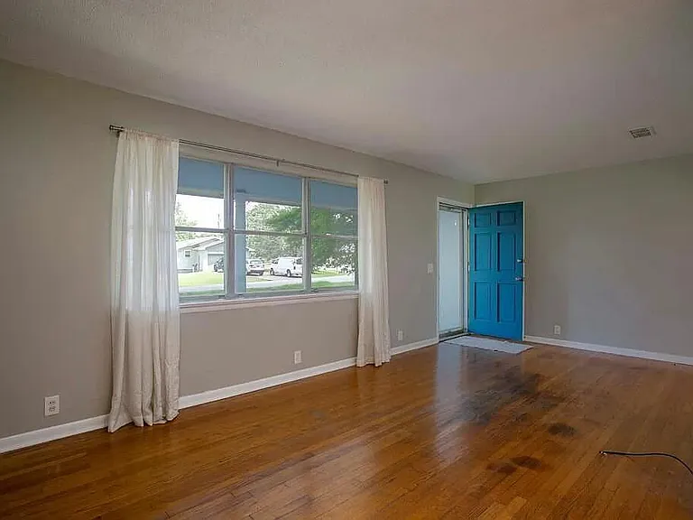 8221 Oxford Dr — Photo 4