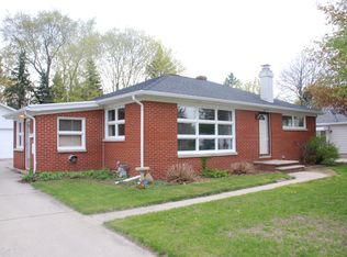 2004 Hillview Dr, Green Bay, WI 54302