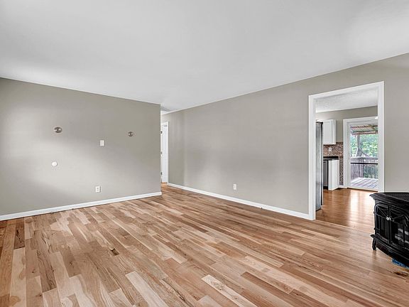 4th image of 629 Concord Rd
