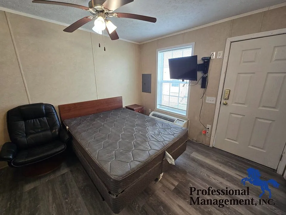 Studio, 1.0 bath, 200 sqft, $495 — Photo 4