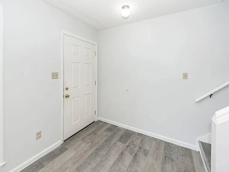 120 Colonial Ct — Photo 5