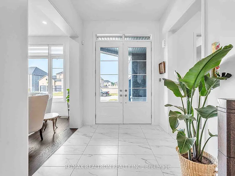 32 Bellflower Cres — Photo 5