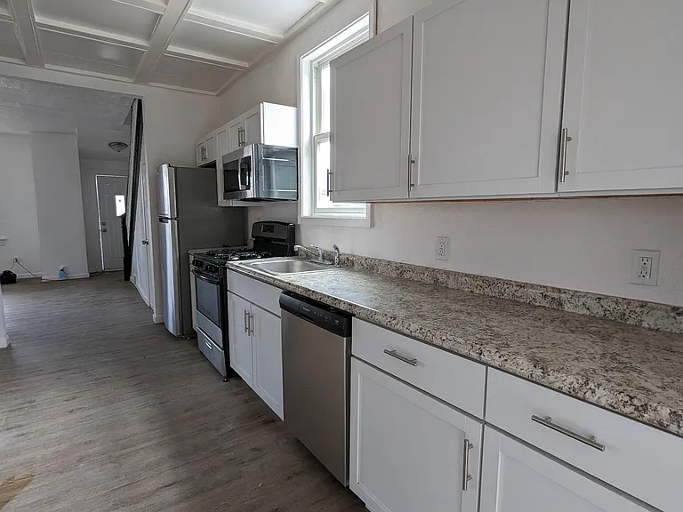 1220 Hollywood St — Photo 7