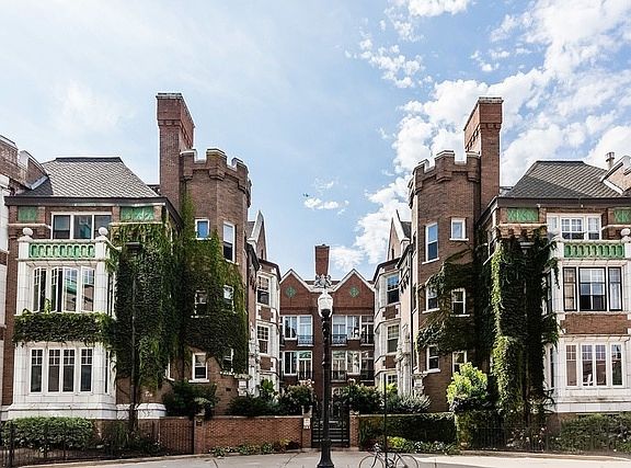 3rd image of 1021 W Bryn Mawr Ave APT 3B