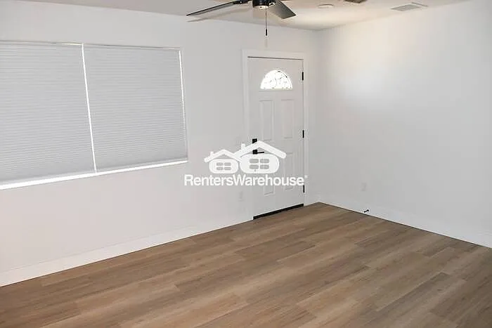 1136 E Eva St — Photo 4