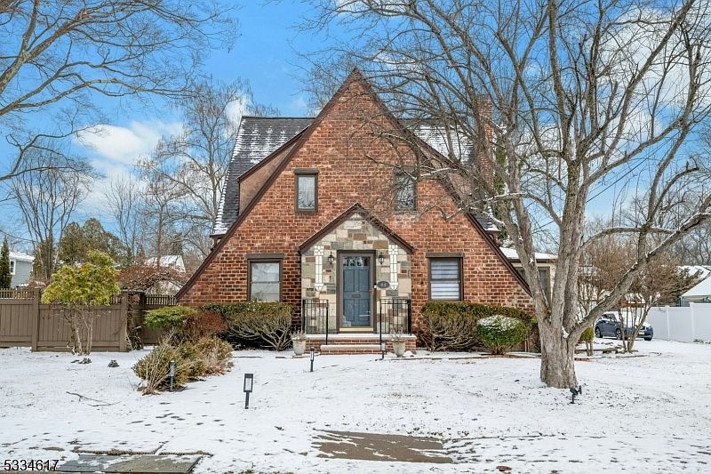 1st image of 44 E Reid Pl