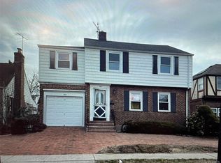 9 Damson Ln, Valley Stream, NY 11581