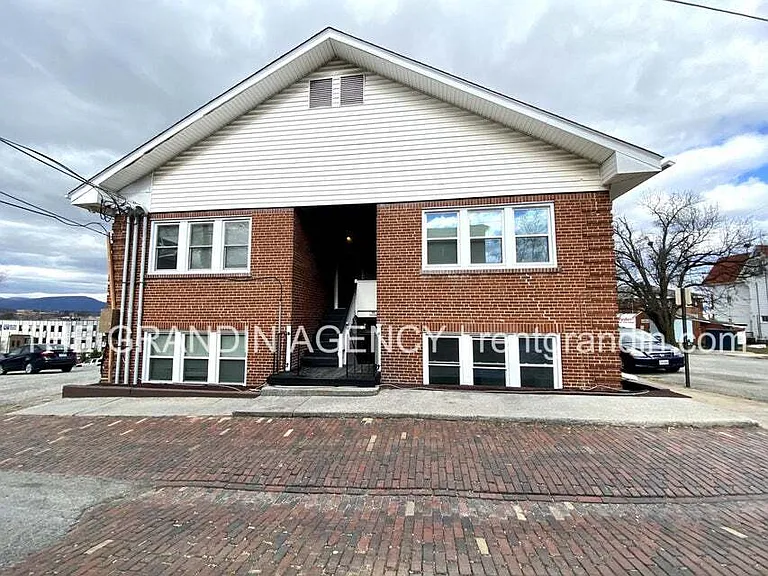 202 Elm Ave SW #A2 — Photo 3