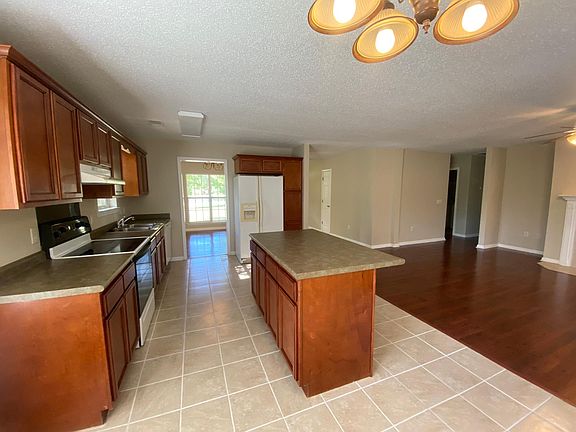 4th image of 802 King Arthur Dr