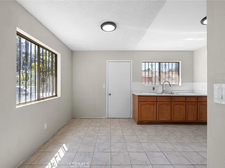 207 E Flora St — Photo 9