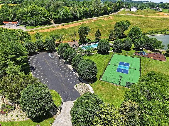 3rd image of 360 Lochmere Dr