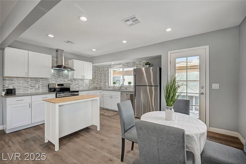 3 bed, 1.0 bath, 1061 sqft, $1,650 — Photo 3