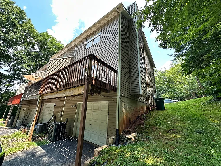625 Shadywood Ln — Photo 3