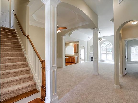 3rd image of 304 Lauren Ln