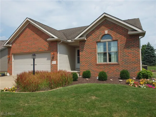 2976 Villa Glen Cir NW, Canton, OH 44708