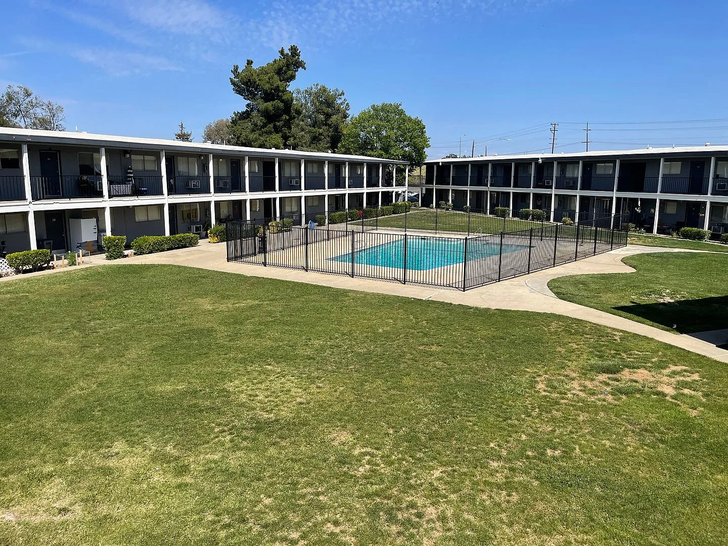 Lake Crest Apartments — Photo 1