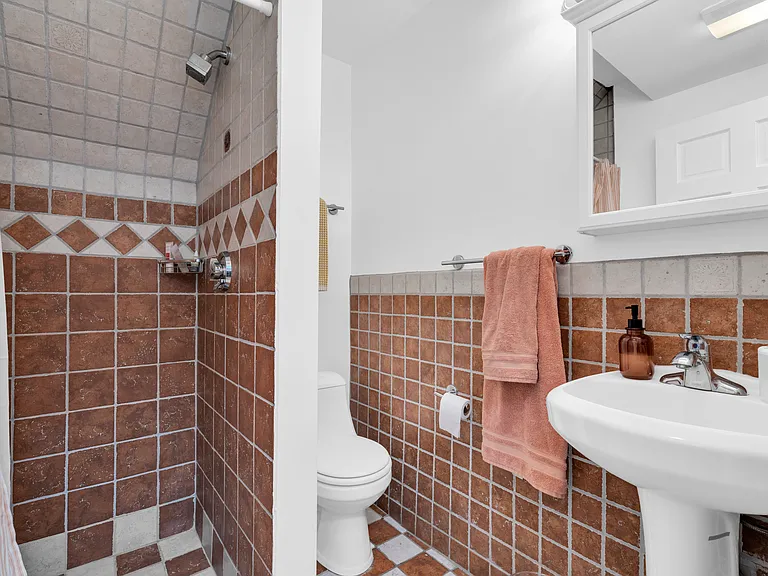 495 E 7th St #1 — Photo 9