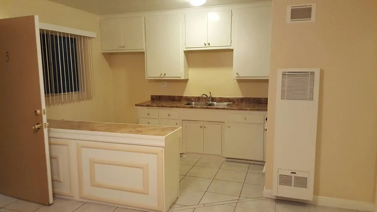 1502 East Broadway — Photo 3