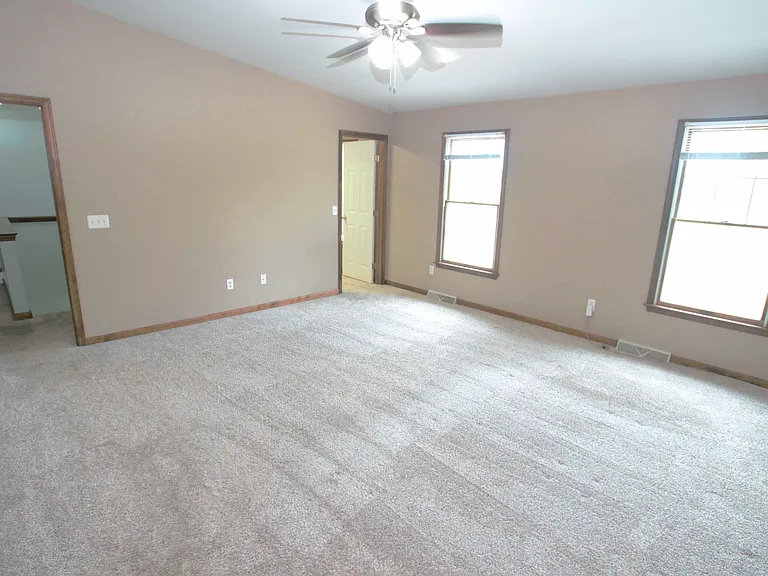 98 Thorndale Cir — Photo 40