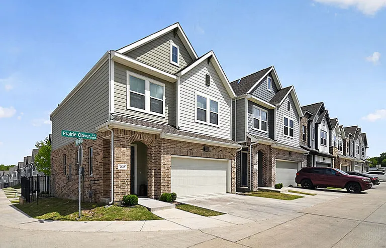 Echelon At Reverchon Bluffs Rental Homes — Photo 10