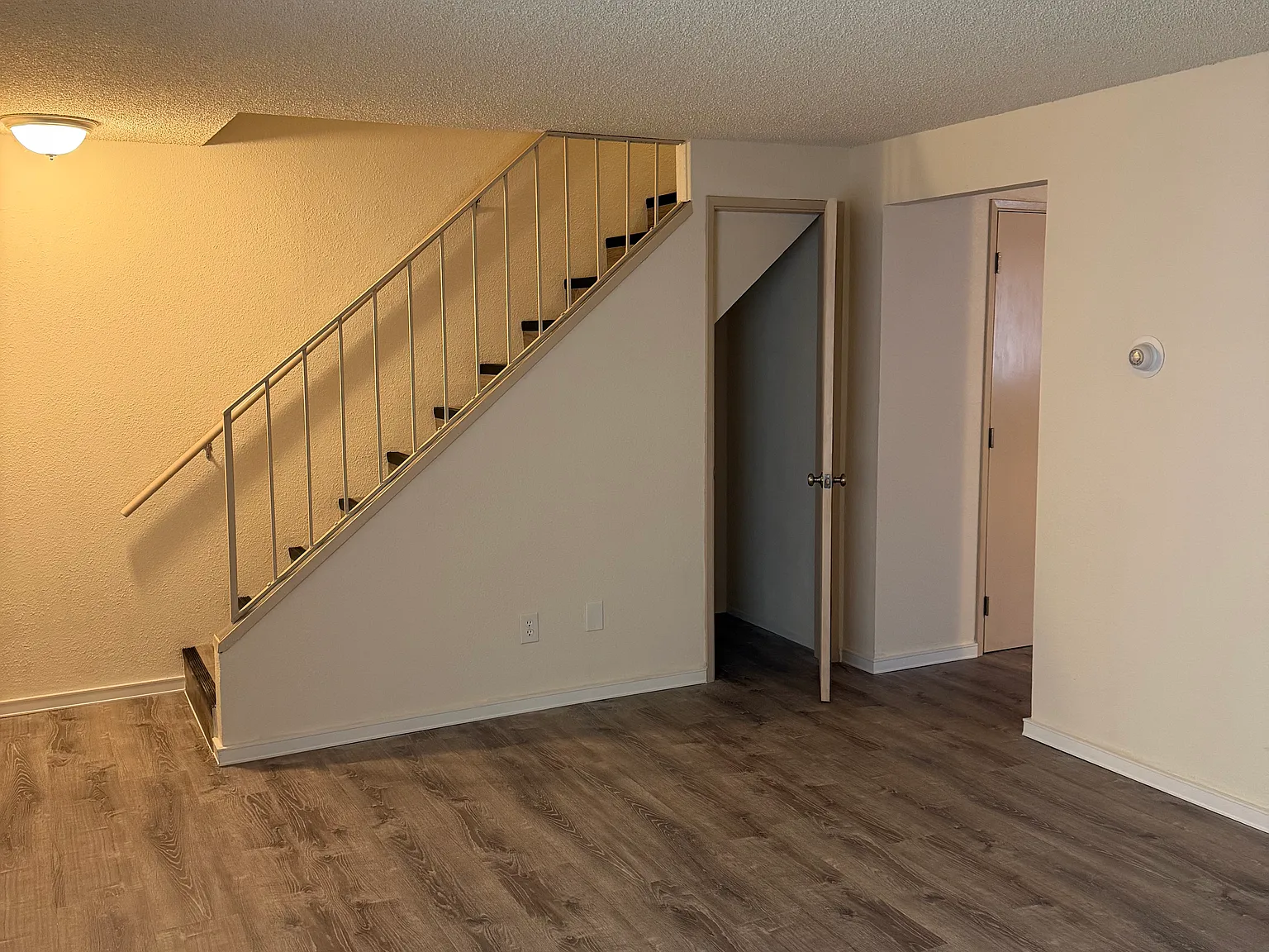 2 bed, 1.5 bath, 1000 sqft, $1,100 — Photo 3