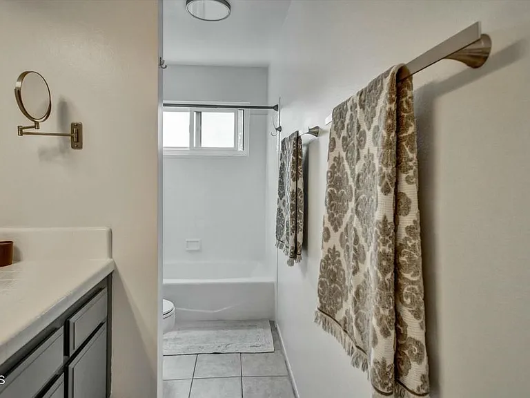 508 Village Rd — Photo 24