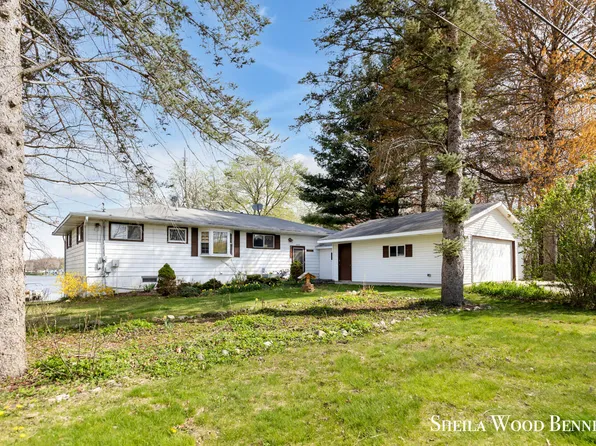 10321 Poplar Dr NE, Rockford, MI 49341