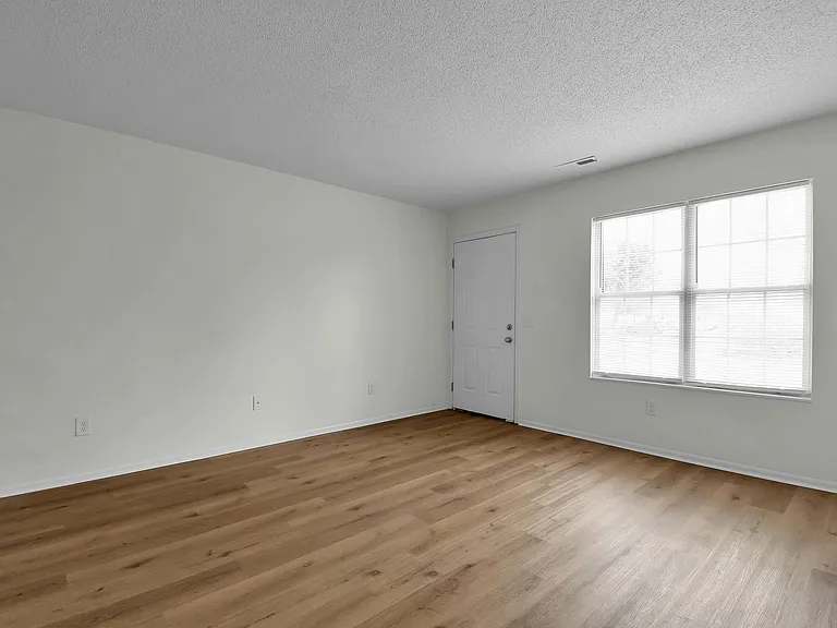 Coventry Apartments — Photo 7