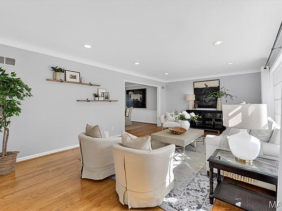 3rd image of 5 Clerbrook Ln