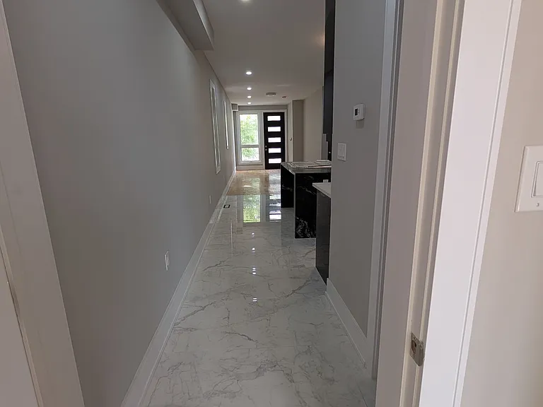 2099 Dufferin St — Photo 10