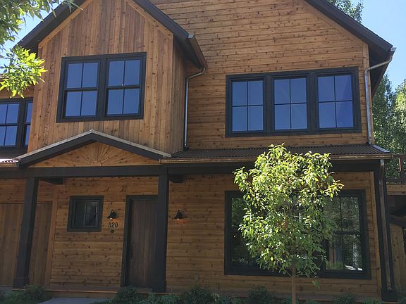 Attractive curb appeal!