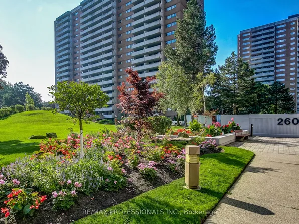 260 Scarlett Rd #207, Toronto, ON M6N 4X6