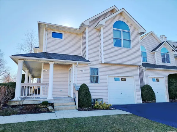 1605 Willow Pond Drive #1605, Riverhead, NY 11901