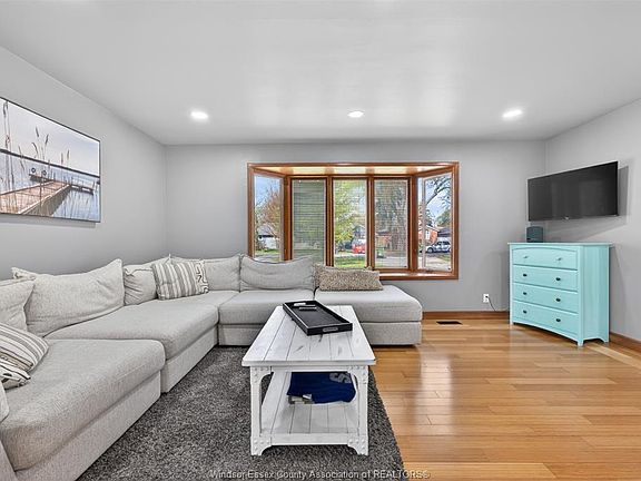 3rd image of 226 Edgewater Blvd