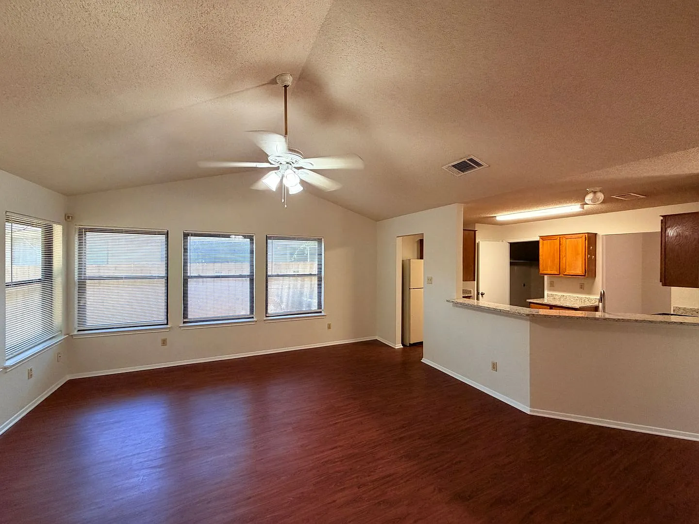 Great 3/2 single story home on a quiet street in Round Rock! — Photo 3