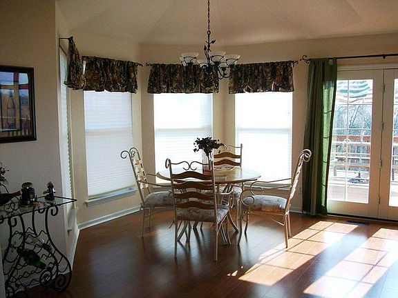 breakfast room