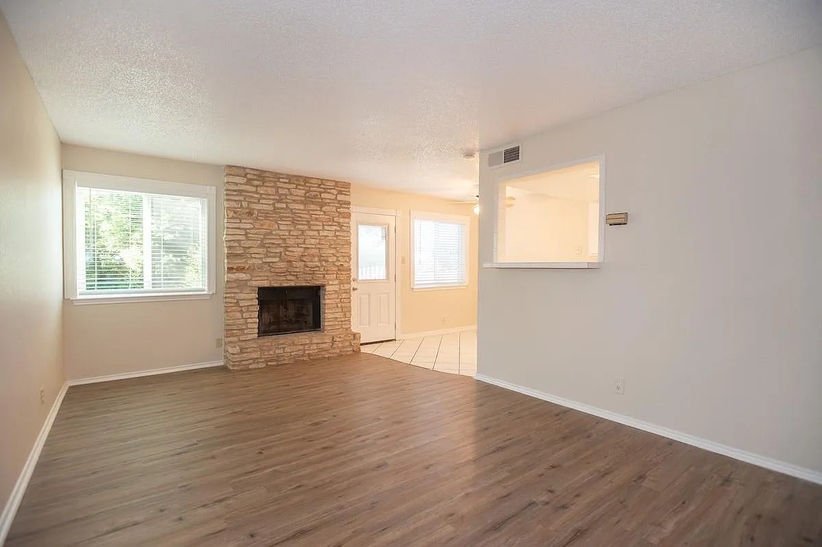 2 bed, 1.5 bath, 1150 sqft, $1,350 — Photo 3