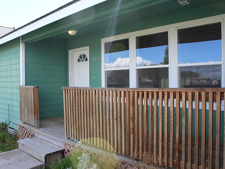 304 Willow St — Photo 32