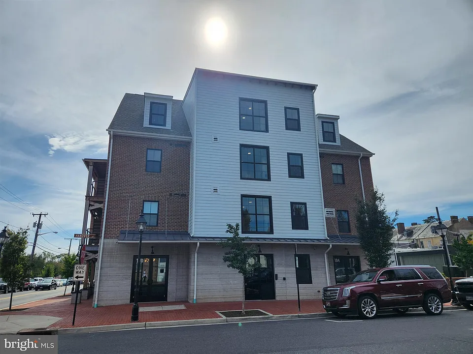 102 Hanover St #208