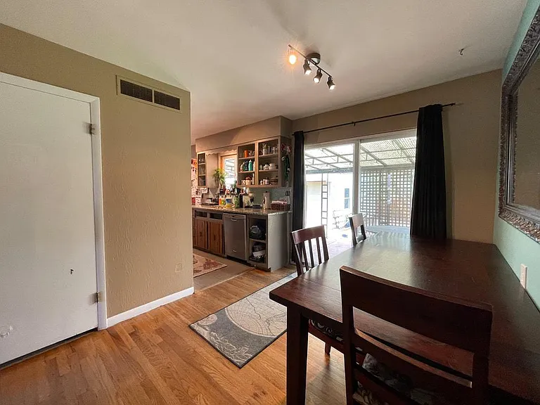 1532 W Lake St — Photo 3