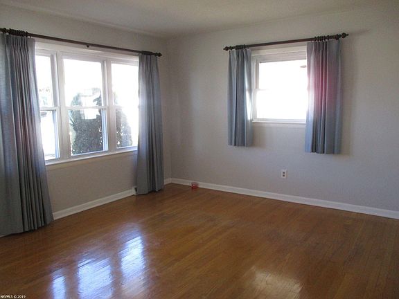 4th image of 25 Walnut Dr