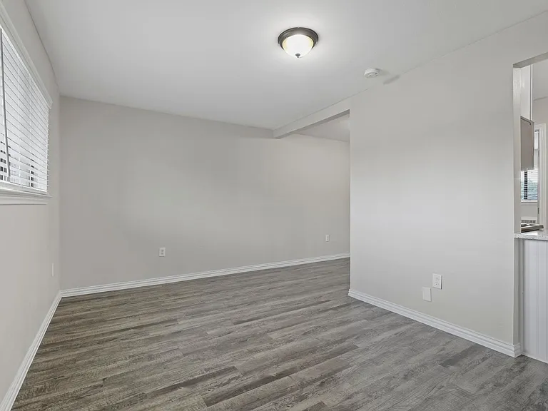Oak Street Flats: Ranch Style Fully Remodeled Come Check Us Out — Photo 18