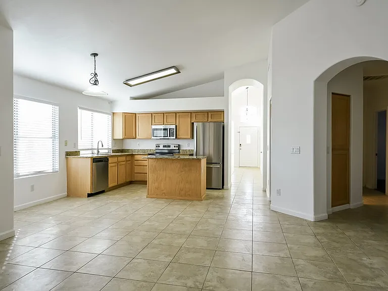 9528 W Clara Ln — Photo 6