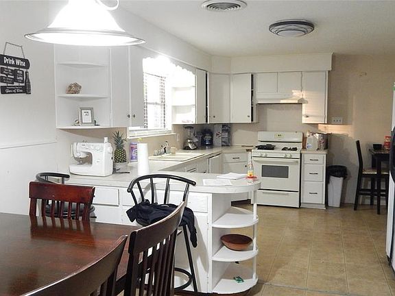 4th image of 404 N Whiting St