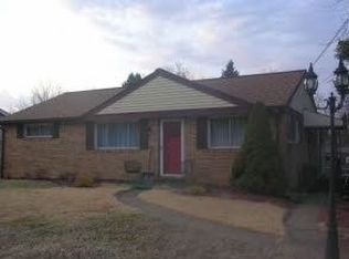 121 Philomena Dr, Coraopolis, PA 15108