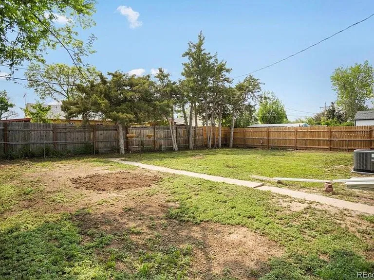 860 Oakland St — Photo 16