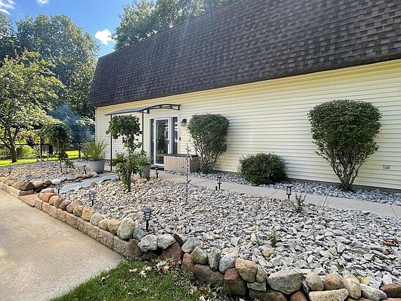 3rd image of 8627 Crescent Beach Rd